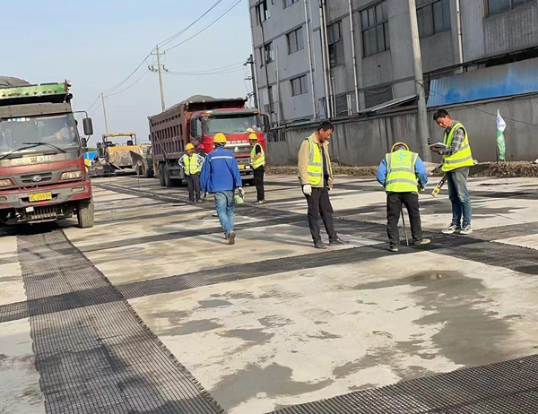 恩施老材料的新故事：玻璃纤维土工格栅如何在‘白改黑’浪潮中重获新生？